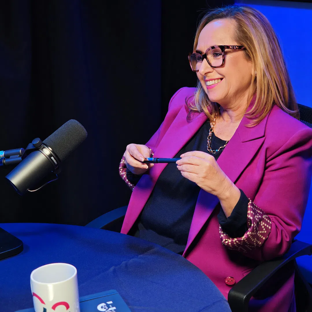 Lydia García-Sanahuja como invitada en un pódcast, frente al micrófono