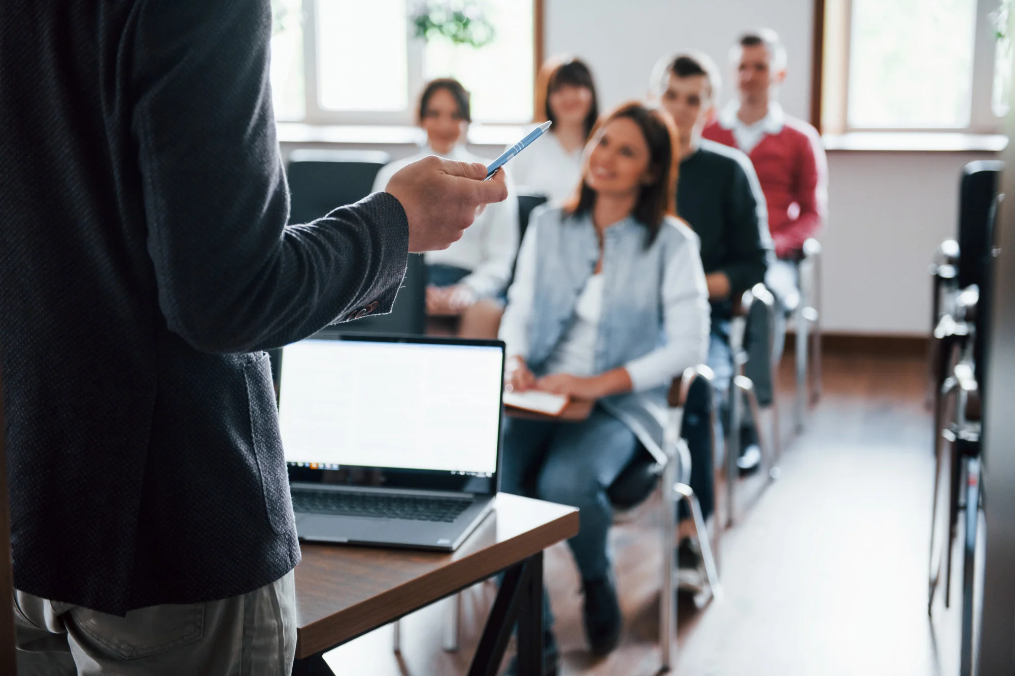 Formador imparte una sesión de formación in company a un equipo de profesionales